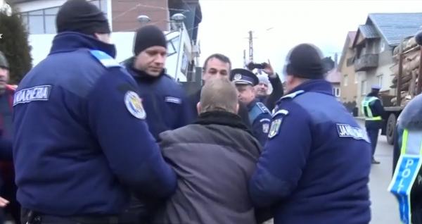 Profesor de sport încătușat de jandarmi, într-o şcoală din Bistriţa-Năsăud