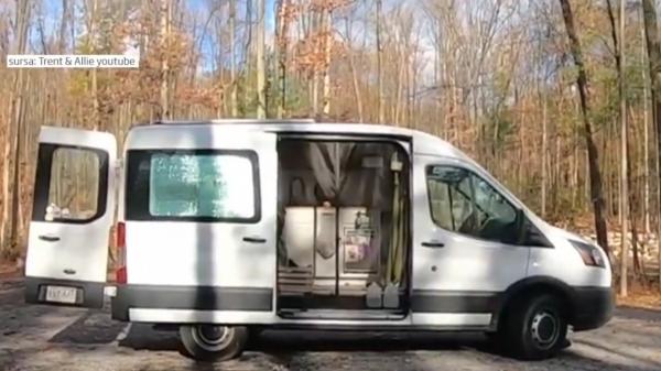 Un cuplu din Statele Unite a renunţat la locul de muncă pentru a călători în jurul lumii cu o dubă