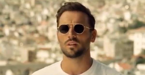 Nikos Vertis vine în România. Cum arată apartamentul în care va sta artistul