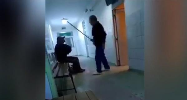 Imagini scandaloase la Spitalul de Urgenţă din Reşiţa. Un bărbat a fost bruscat, ameninţat cu mătura şi târât afară