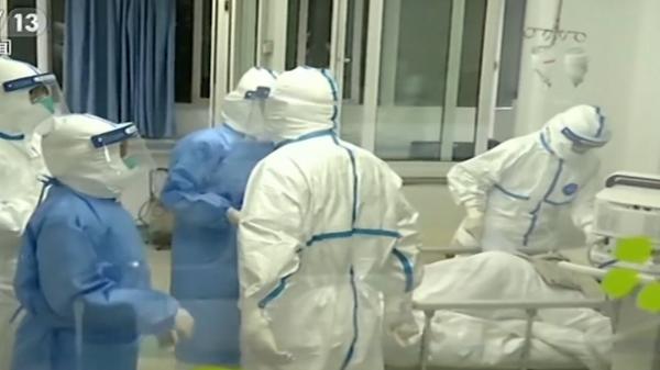 Un medic s-a prăbușit într-un spital copleșit de pacienți cu virusul din China (Video)