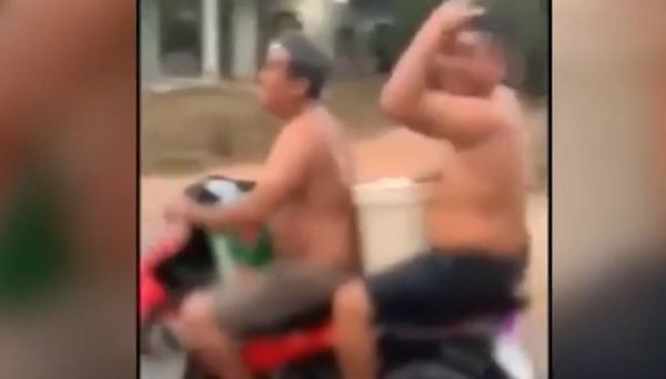 Doi vietnamezi au făcut duș pe o motocicletă aflată în mers (Video)