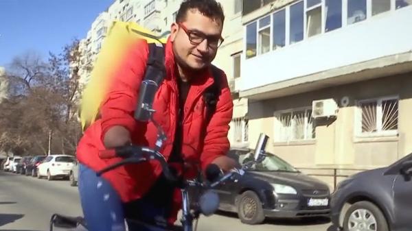 Florin, tânărul fără mâini care are două joburi și muncește 10 ore pe zi