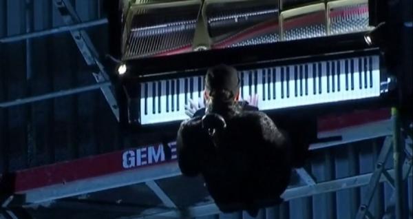 Concert neobişnuit în Munchen. Un muzician a cântat la un pian, suspendat la 60 de metri