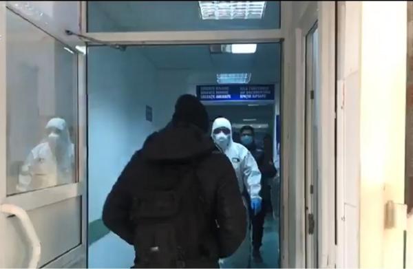 Primul român suspect de coronavirus, plimbat printre alţi pacienţi doar cu o mască pe faţă (Video)