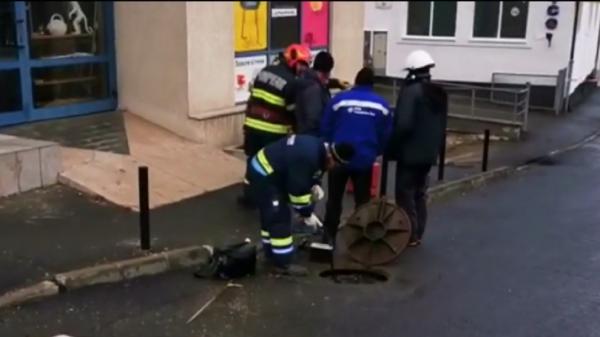 Panică pe o stradă din Brașov, după o explozie sub carosabil