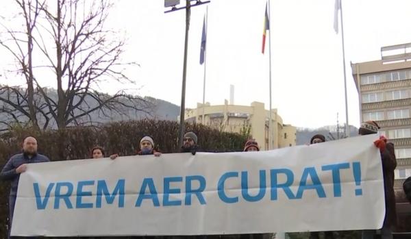 Protest în Brașov, din cauza poluării. Zeci de localnici s-au adunat în fața primăriei