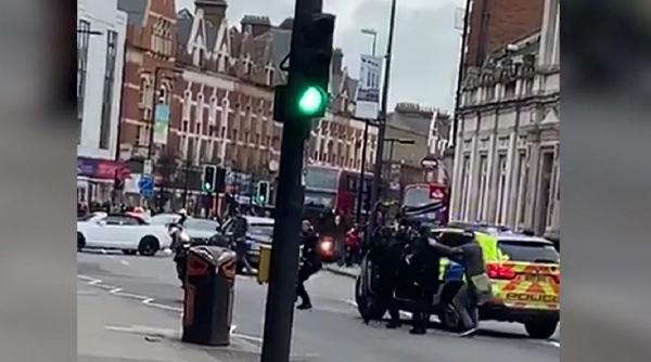 Doi oameni înjunghiaţi la Londra, atac terorist comis de un islamist suprvegheat de Poliţie