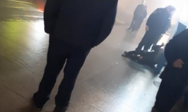 Jandarm din Cluj-Napoca, filmat în timp ce lovea şi înjura un bărbat