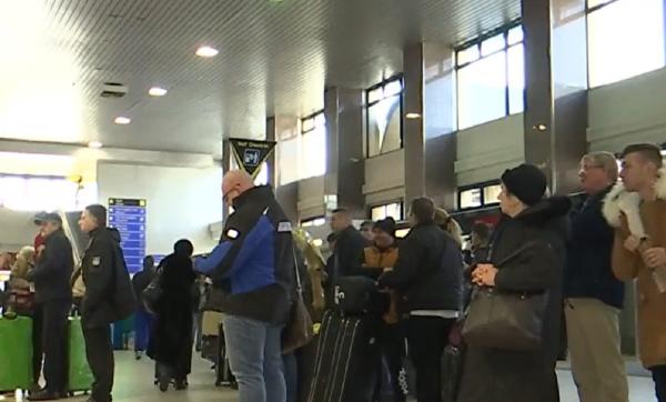 Avion ţinut la sol, pe Otopeni, de poliţiştii care au prins un individ fără drept de a intra în România