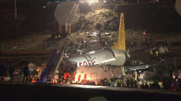 Imagini dramatice cu avionul rupt în două la aterizare, în Istanbul. Un pasager a murit, alți 157 sunt răniți