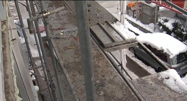 Femeie moartă în Bucureşti, după ce muncitorii care lucrau la reabilitarea blocului i-au tăiat balustradele balconului