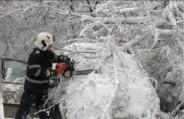 Bucureştenii, blocaţi în nămeţi în prima zi de iarnă autentică din acest sezon (Video)