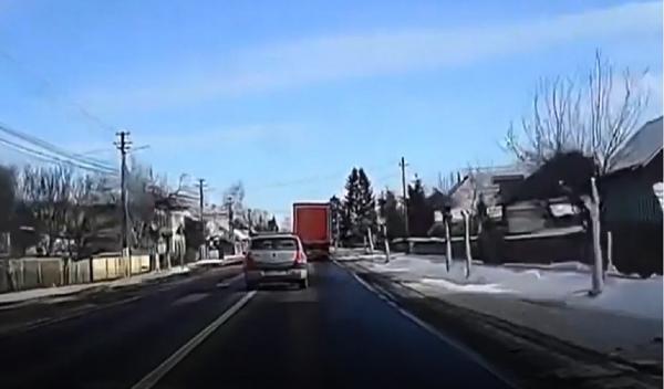 Şofer de 70 de ani, surprins când face o depăşire periculoasă în Suceava (Video)