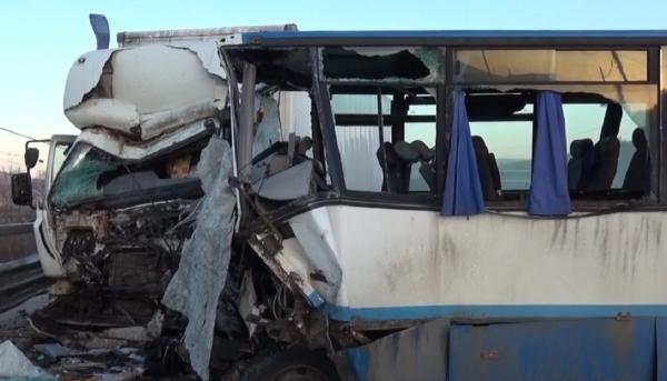 Accident tragic într-o localitate din Bistriţa-Năsăud după ce un TIR s-a ciocnit cu un autobuz