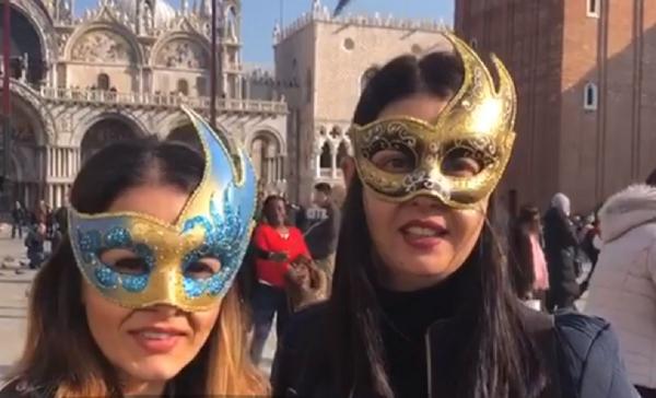 Veneţia freamătă de culoare, dans şi bucurie. Oraşul a fost invadat de măşti şi costume spectaculoase