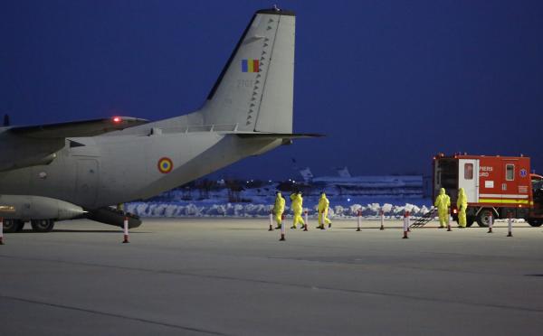 Doi români repatriați din China, plasați în carantină după aducerea în țară (Video)