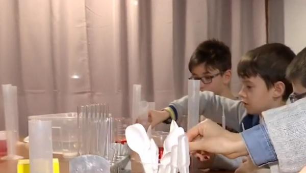 Copiii învață chimia, prin joacă, la Clubul de Excelență al Fundaţiei Dan Voiculescu pentru Dezvoltarea României.