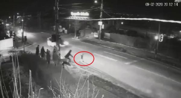 Copil de nici 3 ani, spulberat pe trecerea de pietoni după ce a fugit de lângă părinţi, în Suceava (Video)