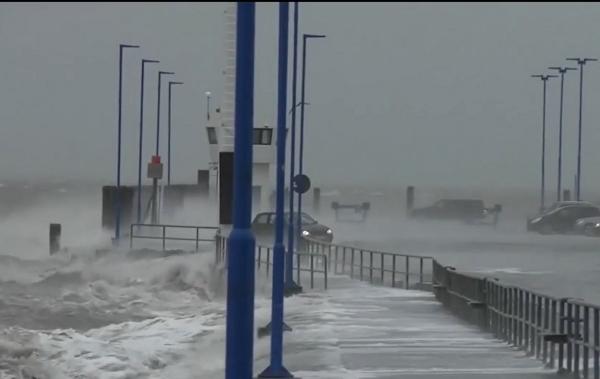 Furtuna Ciara a măturat vestul Europei şi se îndreaptă periculos spre România (Video)