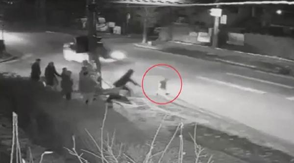 Copil lovit de maşină, în Suceava, în stare gravă la spital (Video)