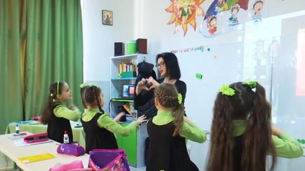 O învățătoare din Galați a transformat școala în loc de poveste