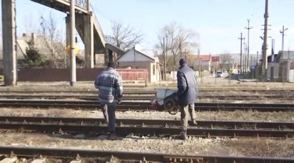 Mii de locuitori din Pașcani îşi riscă viața pentru a trece de calea ferată