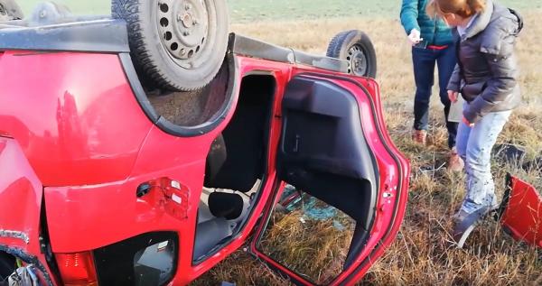 O şoferiţă răsturnată cu maşina în Timiş, găsită accidental de echipajul SMURD: "Eu n-am chemat ambulanţa" (video)