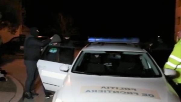 Contrabandistul care a bătut un polițist în Timiș a reacționat violent chiar și în cătușe (Video)