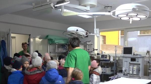 Mai mulți copii din Hunedoara, în vizită la o clinică veterinară