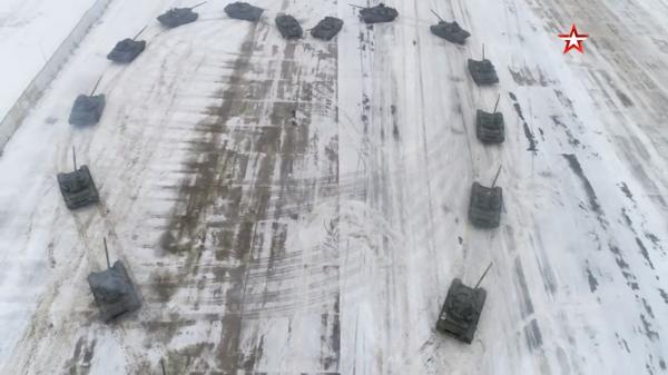 Un militar din Rusia şi-a cerut iubita în căsătorie într-o "inimă" de tancuri