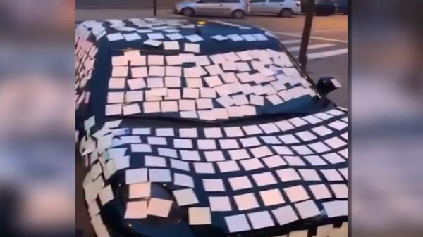 O tânără din Piteşti și-a mărturisit dragostea cu bilețele pe mașina iubitului