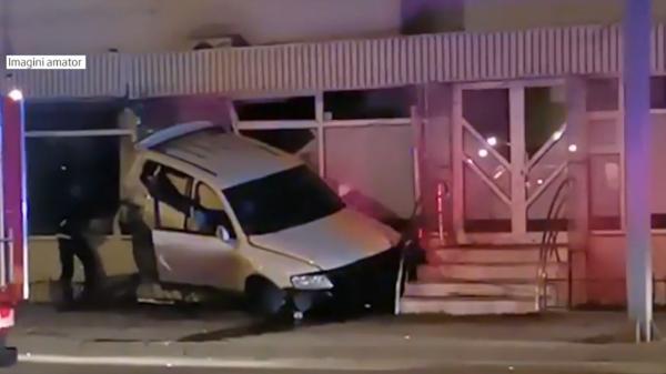 Un adolescent de 16 ani a ajuns cu mașina mamei în vitrina unui magazin din Focșani