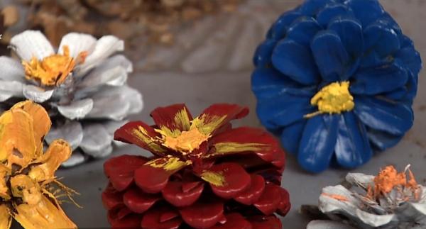 Lecţia de bricolaj. Conuri de brad transformate în flori