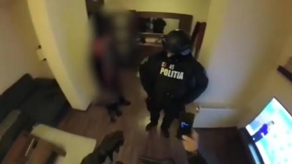 Primele imagini din timpul percheziţiei din Braşov, unde mascaţii au greşit adresa