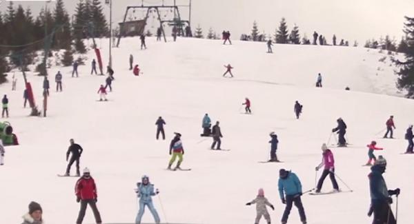 Pârtiile, pline ca de Sărbători. Mii de turişti au profitat de zăpadă