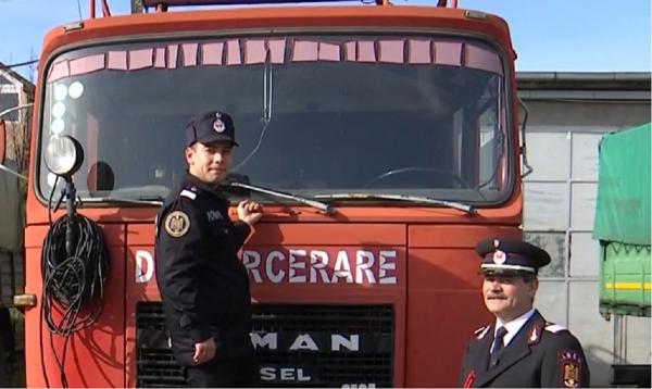 Doi pompieri din Satu Mare, tată şi fiu, au refăcut o imagine inspiraţională din urmă cu 20 de ani