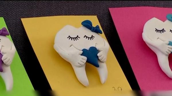 O tânără din Constanţa a renunţat la cariera de tehnician dentar pentru a confecţiona mărţişoare