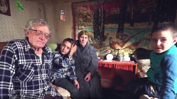 Copii premianţi la şcoală, abandonaţi de părinţi, crescuţi cu greu doar de străbunici, la Botoşani