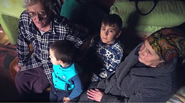 Doi străbunici din Dorohoi au renunţat la tot ca să îşi crească strănepoţii părăsiţi de părinţi (Video)