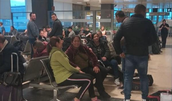 Românii blocaţi zeci de ore pe aeroportul din Valencia, dezvăluiri cutremurătoare