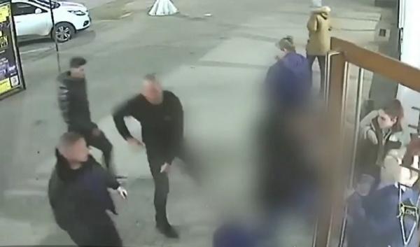 Tânăr din Arad, suspect de tentativă de omor, snopit în bătaie de agenți de pază (Video)