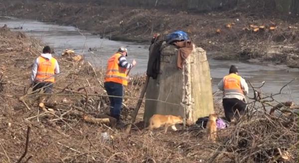 Un grup de voluntari din Europa au curăţat o zonă din apropierea Craiovei