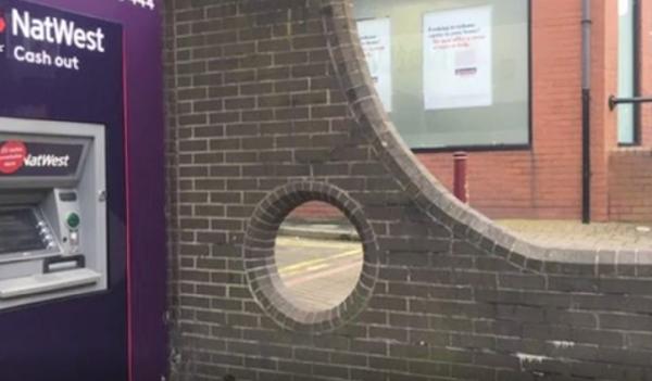 Britanicii au reuşit să transforme o gaură dintr-un zid într-o atracţie turistică