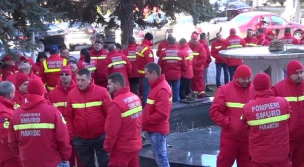 Paramedicii din Hunedoara, protest din cauza salariilor prea mici