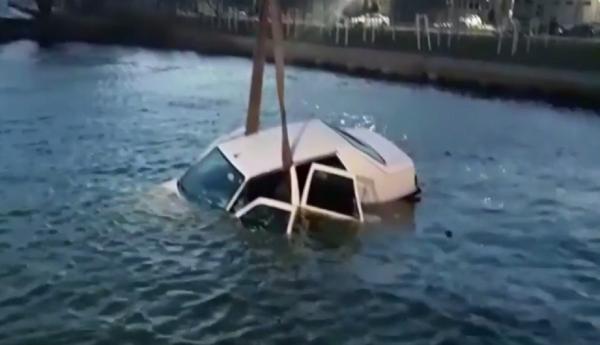 Un taximetrist, erou pentru copilul şi bunicul său care au plonjat cu mașina într-un lac din Constanța