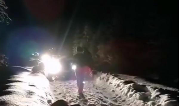 16 turişti, blocați din cauza zăpezii pe un drum forestier, în Alba