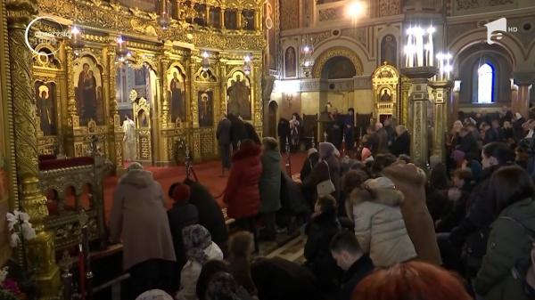 Coronavirusul schimbă obiceiuri în bisericile din România