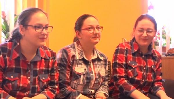 Trei surori din Deva cu parapareza spastică au luptat ani întregi pentru a putea merge