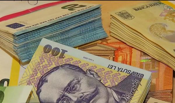 Scăderea leului, resimţită din plin de români în buzunare